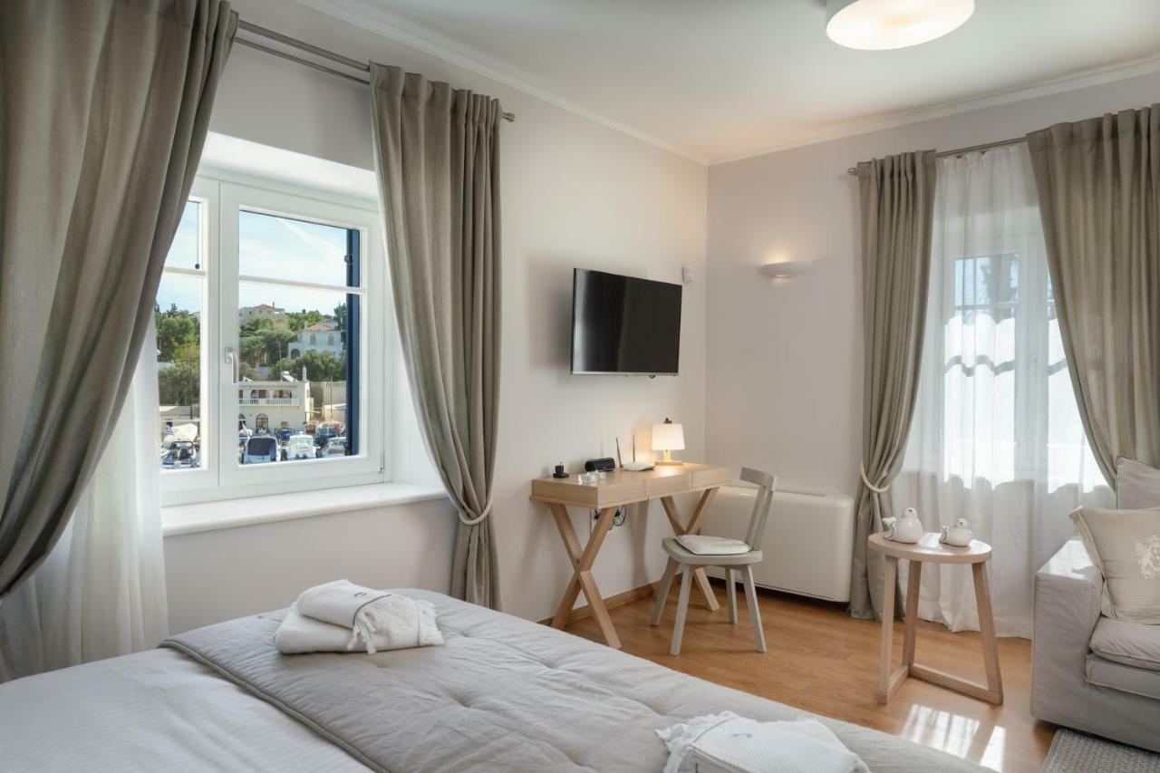 Porto Vecchio Luxury Suites Spetses Town Bagian luar foto