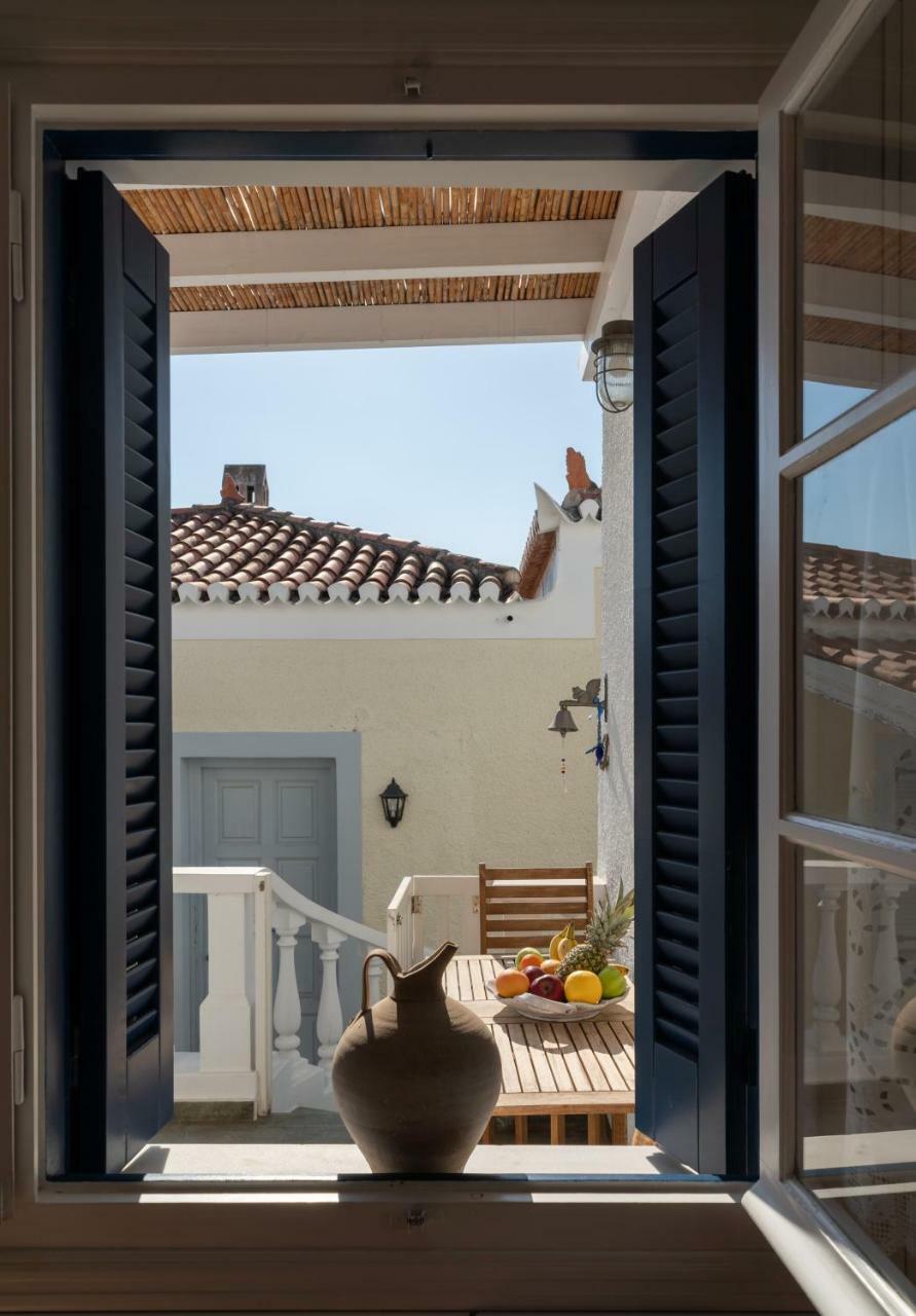 Porto Vecchio Luxury Suites Spetses Town Bagian luar foto